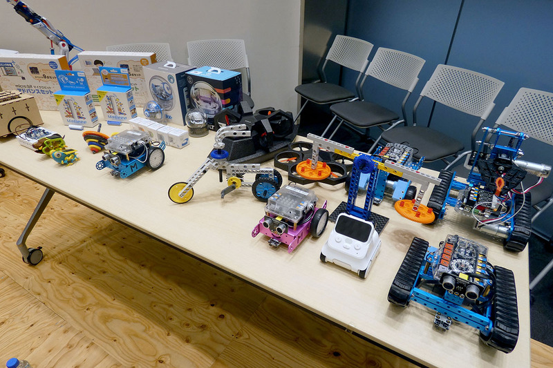 球形ロボット「Sphero」やIoT乾電池「Mabeee」、組み替えできるドローン「Airblock」、持ち運びケースや電池ボックスなどが含まれた「micro:bitはじめてセット」、超音波センサーやスピーカーなども含む「micro:bitアドバンスセット」、世界中で使われている「GIGOブロック」や「mBot」など、SB C&Sが取り扱うSTEM教材は多岐にわたる