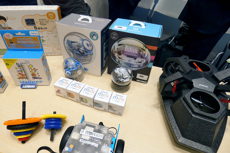 球形ロボット「Sphero」やIoT乾電池「Mabeee」、組み替えできるドローン「Airblock」、持ち運びケースや電池ボックスなどが含まれた「micro:bitはじめてセット」、超音波センサーやスピーカーなども含む「micro:bitアドバンスセット」、世界中で使われている「GIGOブロック」や「mBot」など、SB C&Sが取り扱うSTEM教材は多岐にわたる