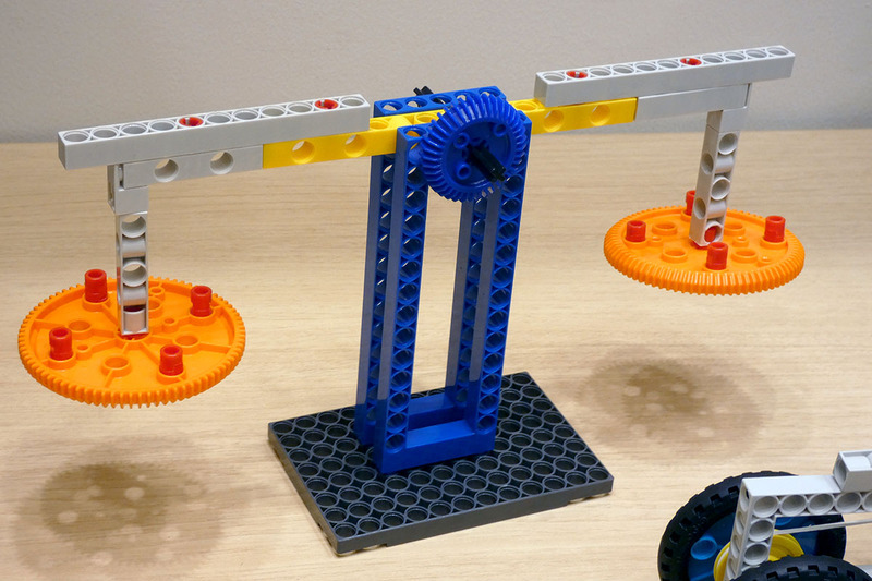 体験会のテーマは、GIGOのブロック教材を使って、このような天秤ばかりを作ることだ