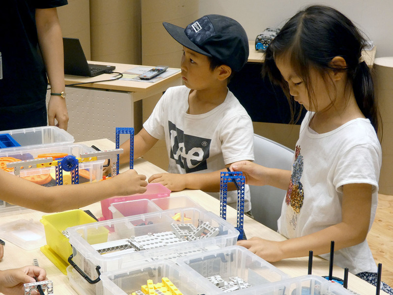 未就学児から小学校低学年が中心だったが、皆が集中して自分達で考え、天秤ばかりを組み立てた