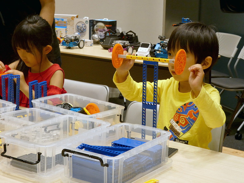 未就学児から小学校低学年が中心だったが、皆が集中して自分達で考え、天秤ばかりを組み立てた