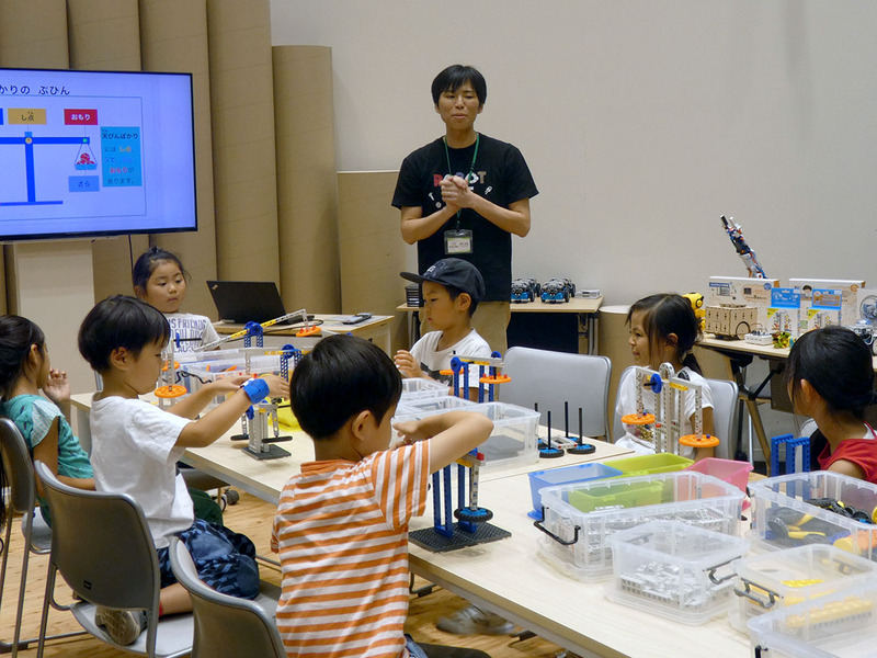 未就学児から小学校低学年が中心だったが、皆が集中して自分達で考え、天秤ばかりを組み立てた