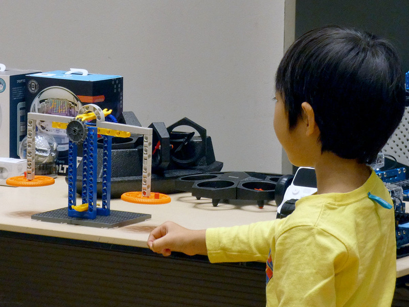 未就学児から小学校低学年が中心だったが、皆が集中して自分達で考え、天秤ばかりを組み立てた