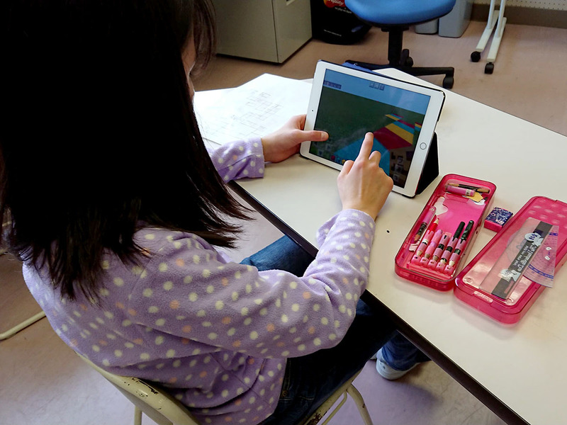 鍔田教諭が取り組む教育版マインクラフトを活用した授業の風景