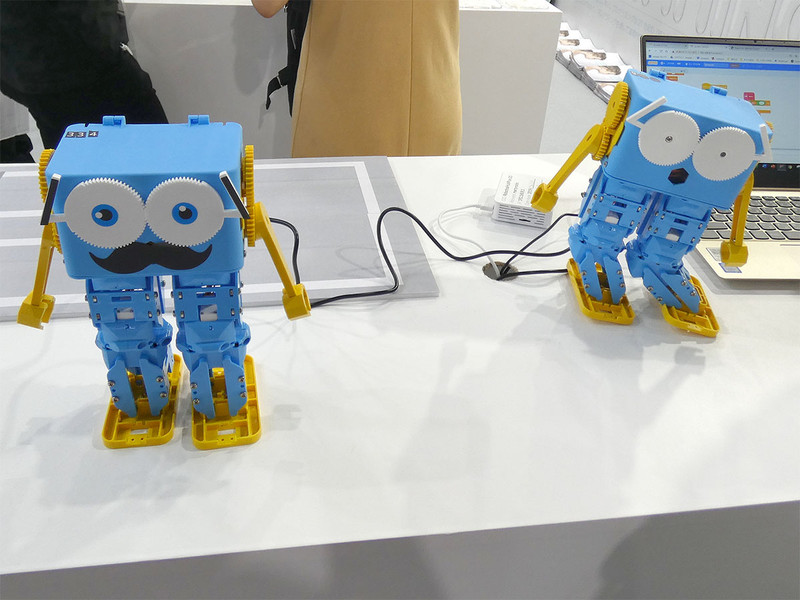 シールで手軽にデコレーションできる