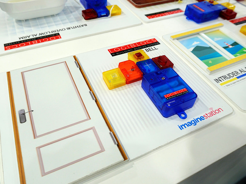 ドアベルや防犯アラームなどのサンプルが並ぶ