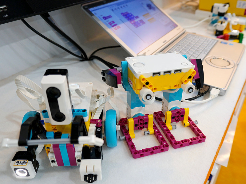 スマートハブ部分の上面は内側から5×5マスのLEDで光らせられる。さりげない光り方がいい