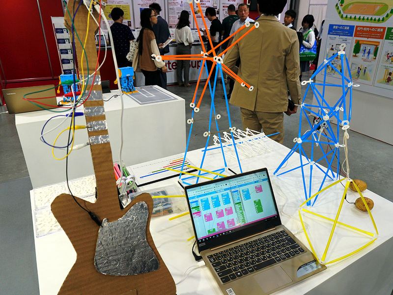 ストローだけで意外に複雑な構造を作れる。プログラミングのアプリケーションは直感的