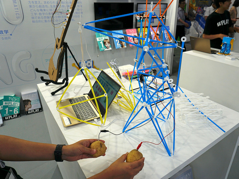 じゃがいもを持つと電気が通じてモーターが動き、ストロー工作の構造によりクレーンが持ち上がる