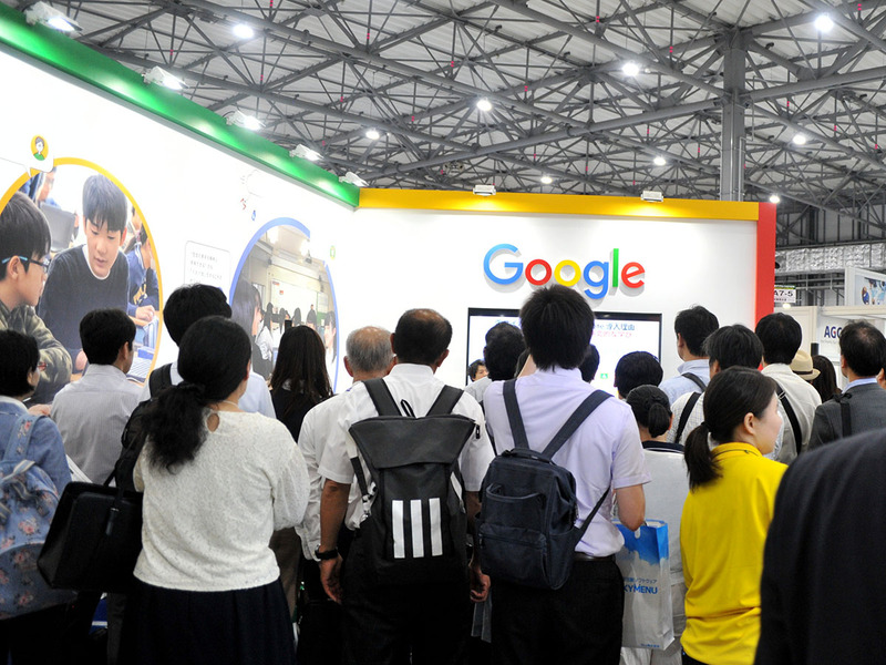 確かに賑やかなグーグルのブース、Chromebookに関心を持つ人も多かった様子