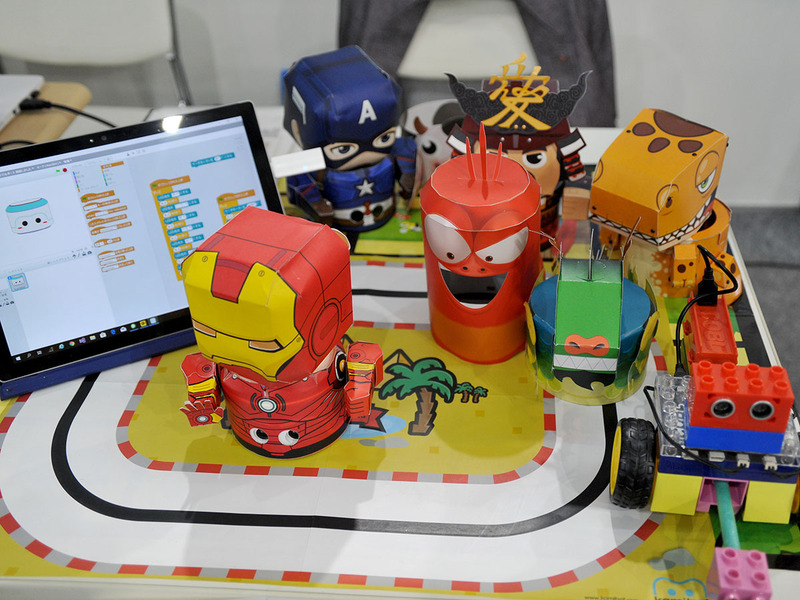 紙のかぶり物？でお馴染みのkamibotがわらわらと