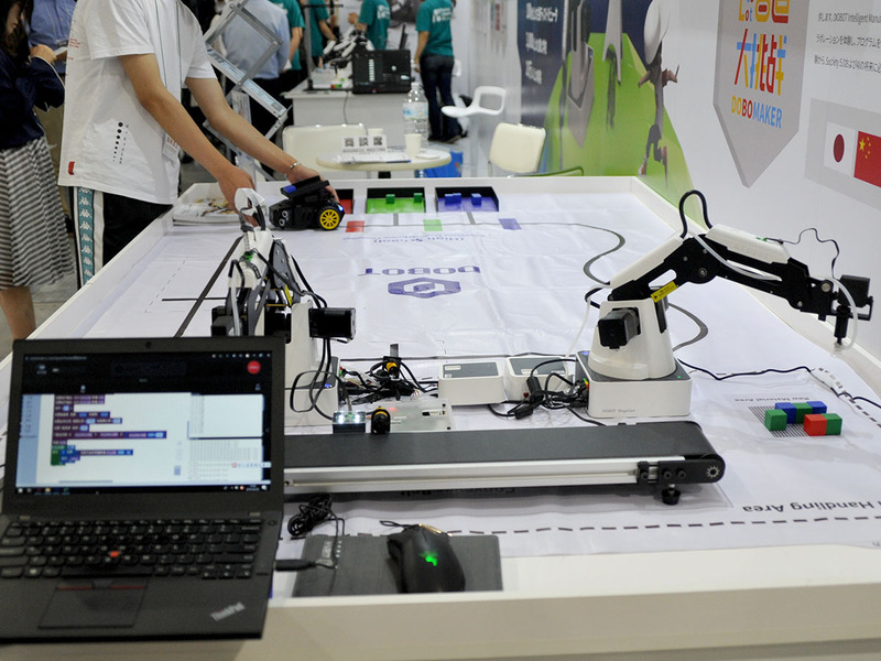 DOBOTのロボットアームなどが並ぶブース