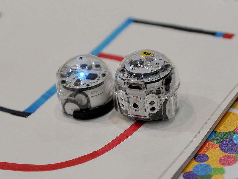 ライン上に配置した色の組み合わせで動きを制御する、アンプラグドなプログラミング体験もできる小型ロボットのOzobotとOzobot evo
