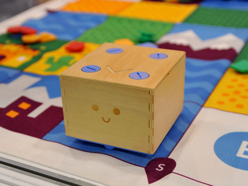 3年ほど前から日本でも販売している、イギリス発の木製ロボットのキュベットも、PCなしでプログラミング学習が可能