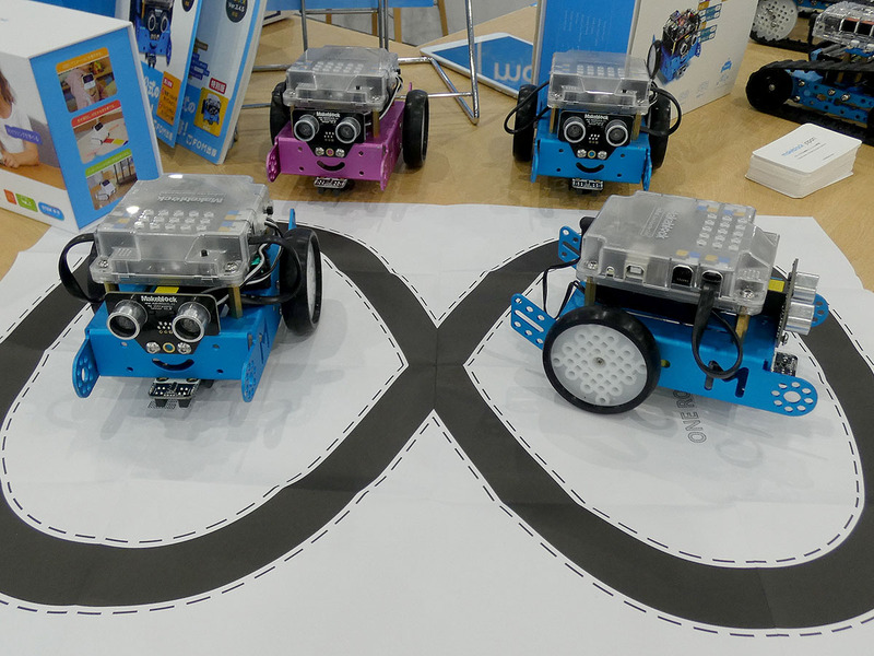 おなじみのmBotも展示、しかし隣のブースには……