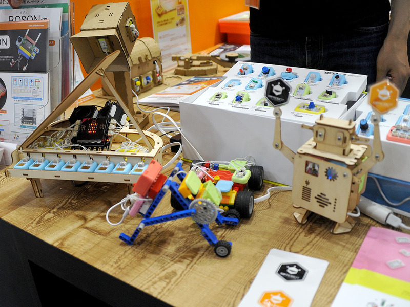 DFRobotの多彩な展示はいい感じのごちゃごちゃ感