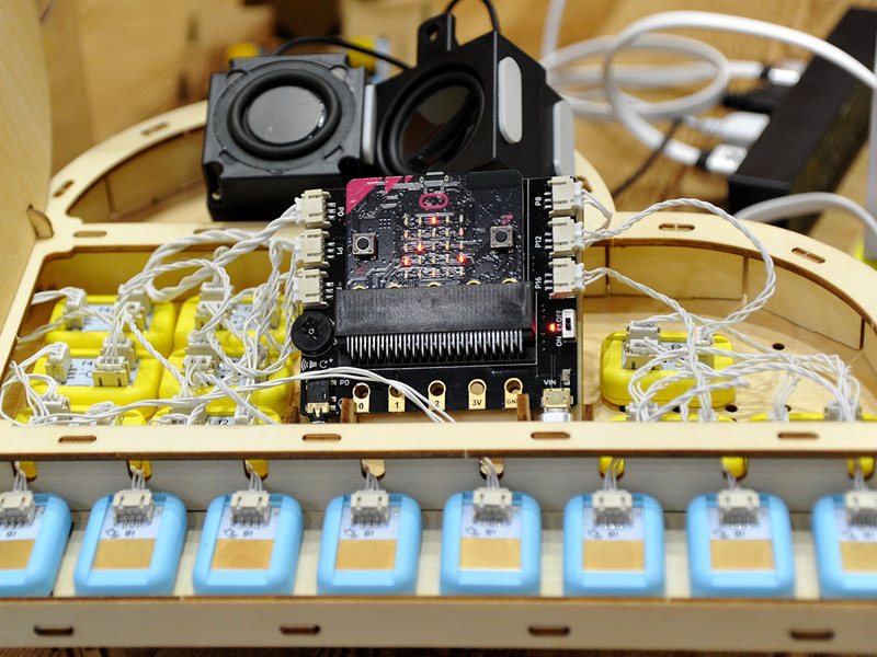 micro:bitとBOSONのブロックでできた電子ピアノ、手作り電子工作感が愉しい