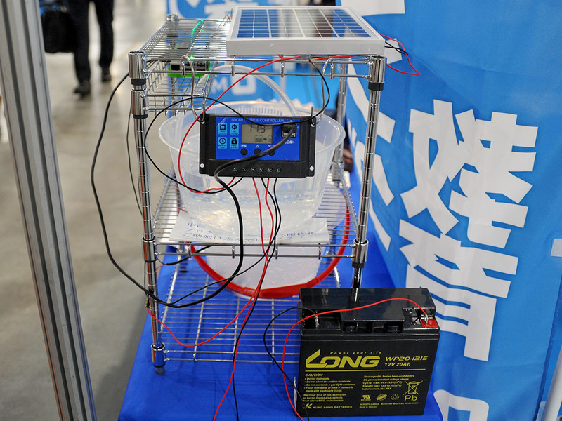 和菓子の最中の横に謎の機材が並ぶmonacaのブース