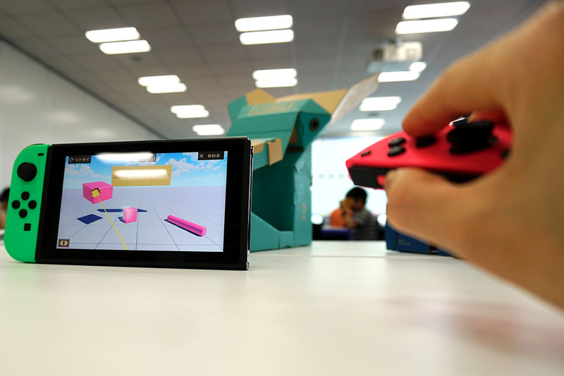 筆者もVR KITに用意されたチュートリアル「わかる」メニューで、モノをつかむ動作のプログラムを学び、実際に画面で実行してみた