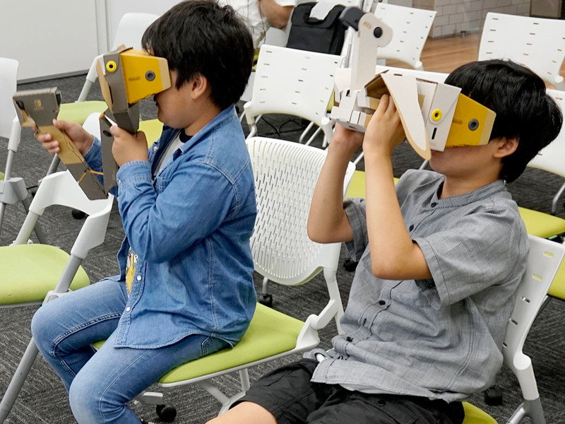 休憩時間、とても楽しそうにVR KITでゲームを体験する参加者