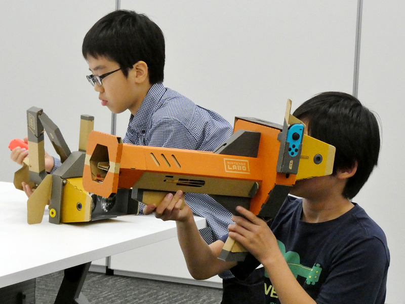 休憩時間、とても楽しそうにVR KITでゲームを体験する参加者