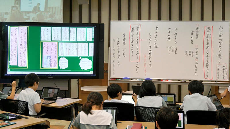 授業はデジタル教科書の投影とホワイトボードの板書の両方で進められる