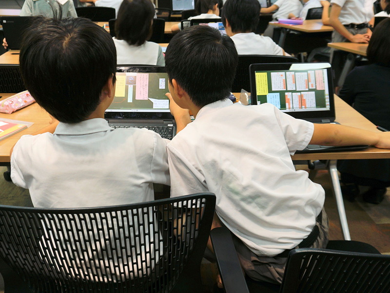 お互いの画面を見ながら意見交換をすることで、まとめ方の手法の違いも含めて会話のきっかけになっているようだ