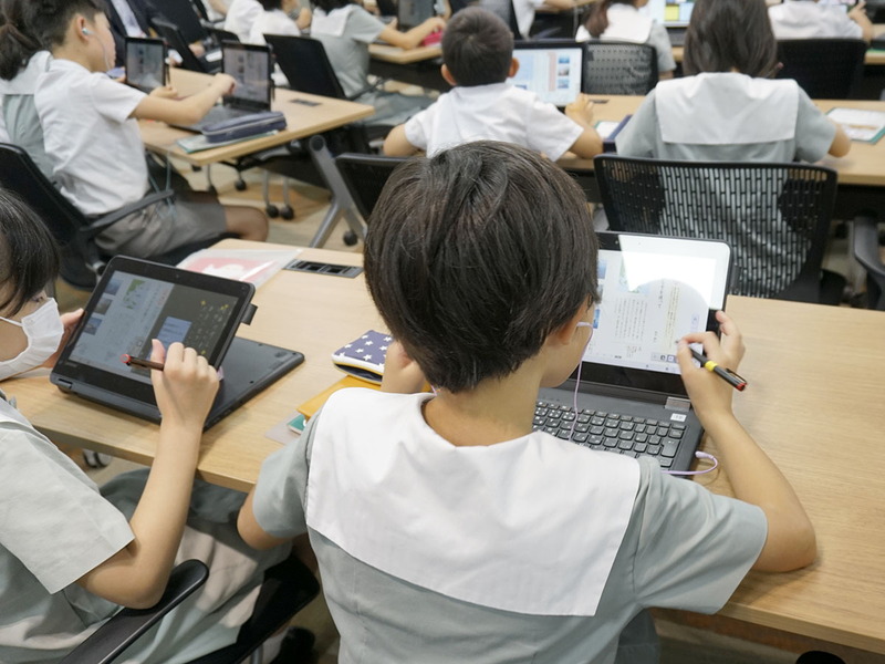 デジタル教科書の読み上げ機能とイヤホンを使って本文を確認する児童も