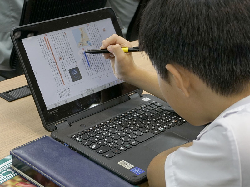 デジタル教科書の本文には手軽にラインを引いたり書き込みしたりできる