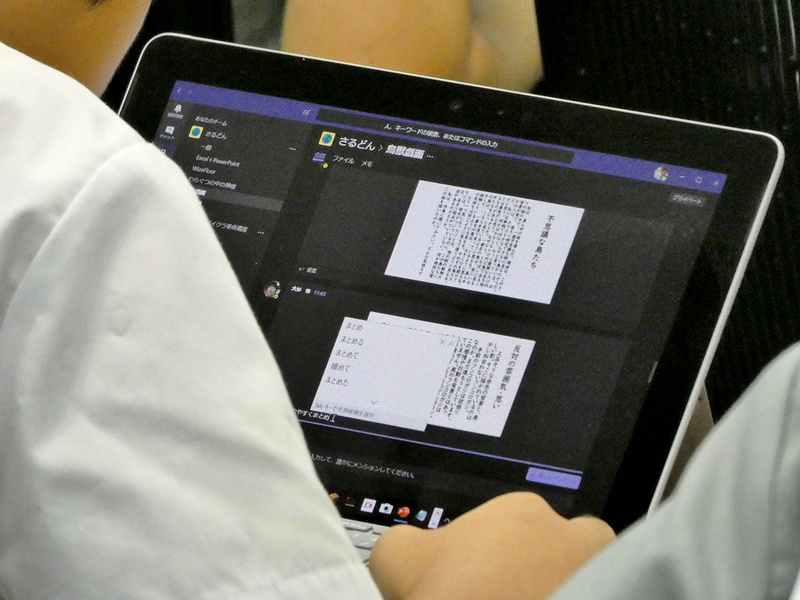 Teamsに鈴木教諭が立てたスレッドに、児童たちから次々と感想文が共有され、コメントがつけられていく