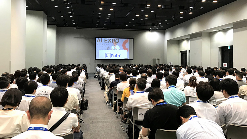 交流会の後、2,000名にも及ぶビジネスパーソンと共に、サテライト会場でUiPath代表取締役CEO 長谷川康一氏による基調講演に耳を傾ける中高生たち