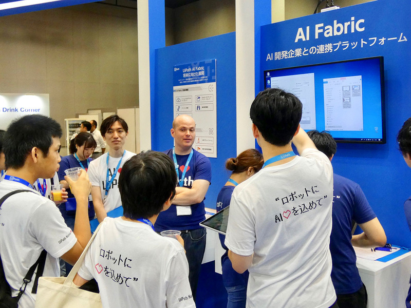 UiPathのブースでは、中高生たちがRPAを使った自動化のプロセスを食い入るように見つめる