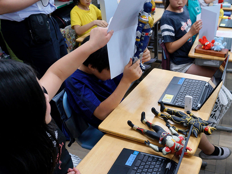 子どもたちが持参したアイテムをカメラを使って登録していくが、大きなものや縦長のものなどは工夫が必要になる