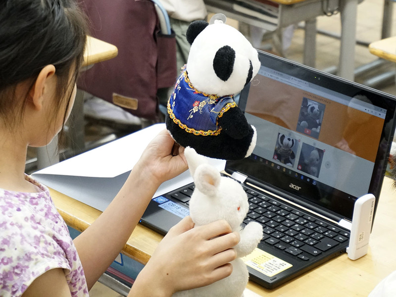 子どもたちが持参したアイテムをカメラを使って登録していくが、大きなものや縦長のものなどは工夫が必要になる