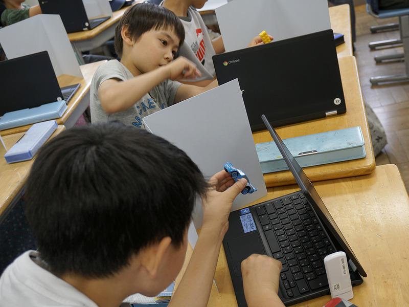 子どもたちが持参したアイテムをカメラを使って登録していくが、大きなものや縦長のものなどは工夫が必要になる