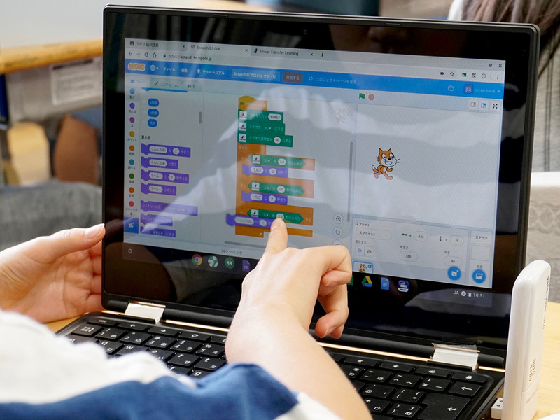 画面をタッチで操作しながらプログラムを組んでいく