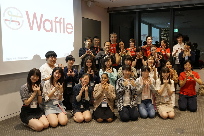 報告会は日本オラクル本社で開催され、ボランティアメンターの社員も女子中高生たちの成果と成長を称えた