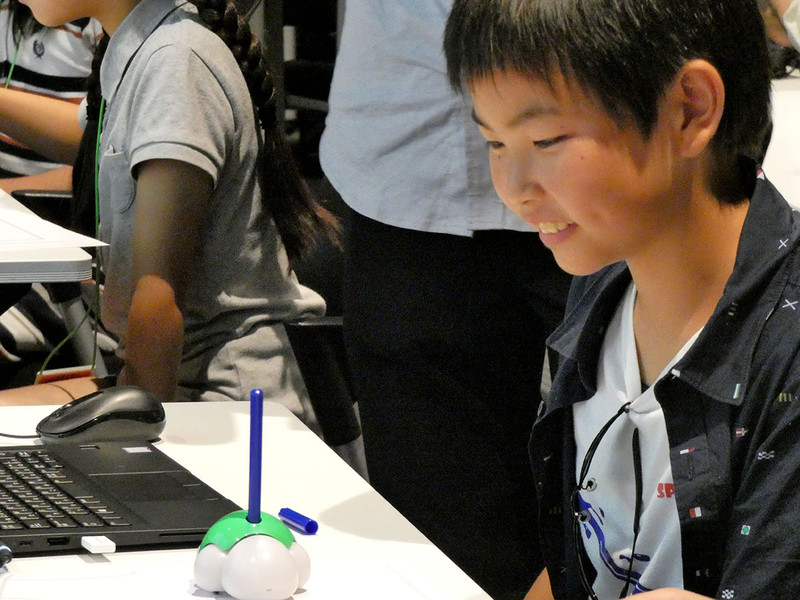 カメ型ロボットにペンを差し込み実際の紙に線を描いていく、画面内でやるよりも子どもたちは楽しそうだ