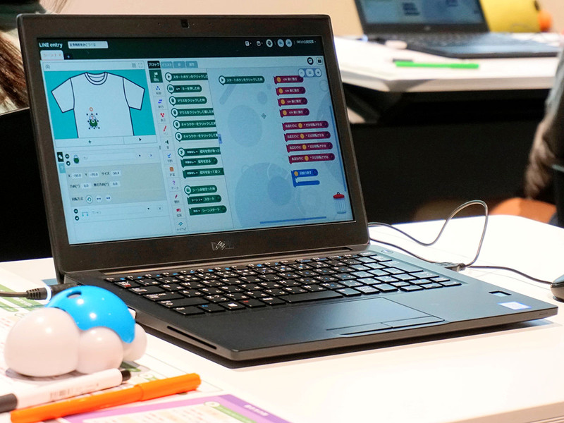 課題ファイルには、あらかじめTシャツ上に図形を描くような見た目に設定されている