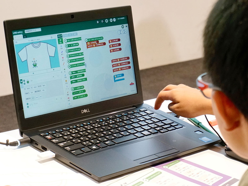 プログラム作成に取り組む子どもたち