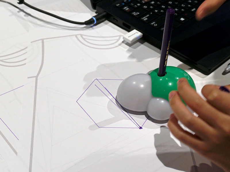 六角形を描いた後に、もう一度位置を合わせて上から直線を描き加えて作図してみている子も