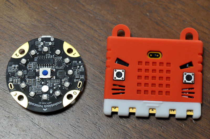 Halocode本体（左）とmicro:bitネコカバー仕様（右）との比較、丸いデザインが特徴的だ