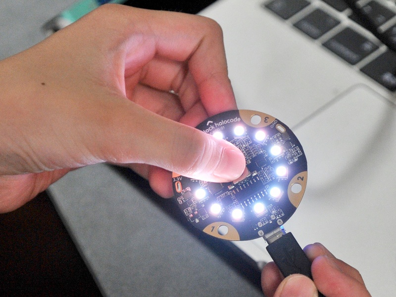 Halocodeのボタンを押すとLEDが光るプログラムを試してもらった