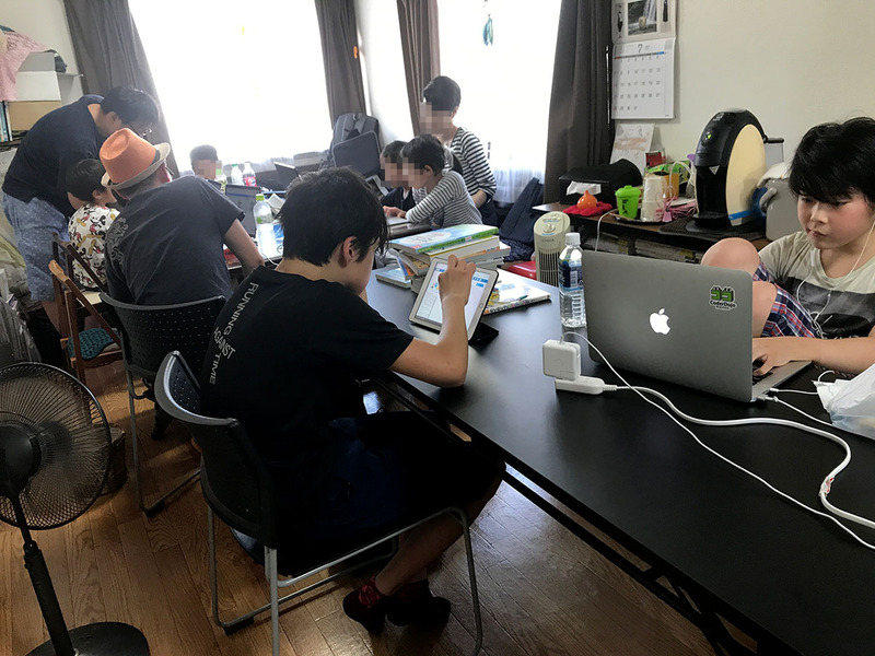 CoderDojoひばりヶ丘のようす、カオスに見えるがどのDojoもだいたい同じ（たぶん）