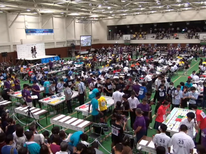 （画像は<a href="https://www.youtube.com/watch?v=4aLtKVE9x0g" class="n" target="_blank">WRO 2019 日本決勝大会のYouTube生放送</a>より抜粋）