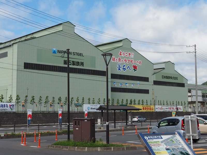 JR釜石駅を降りると「ようこそ！！鉄と魚とラグビーの街　釜石へ」と出迎えられる