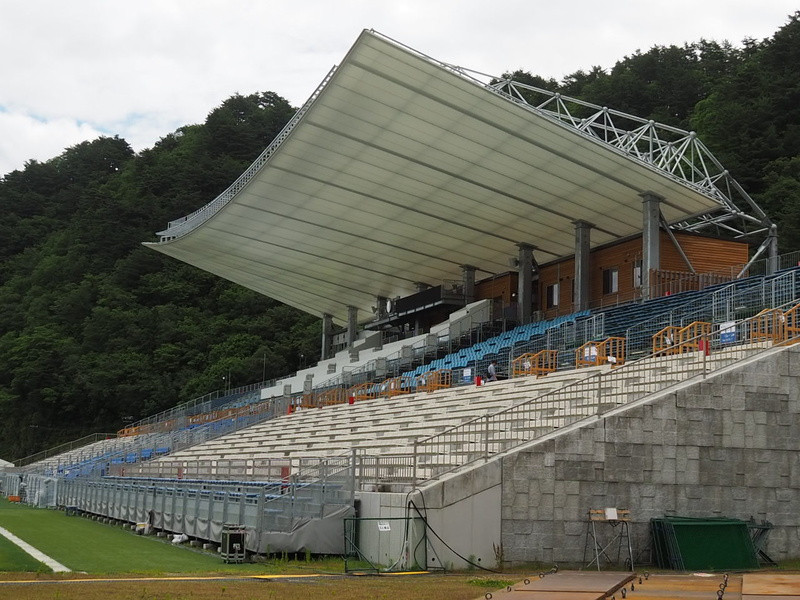 子どもたちはスタジアムの上部、グランド、スタンドの椅子と三班に分けて製作を担当する