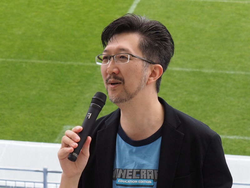 今回のスタジアム作りをサポートした公式プロマインクラフターのタツナミシュウイチ氏は、子どもたちと一緒にスタジアムにも同行し、見るべきポイントをアドバイスした