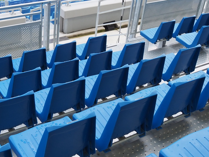 子どもたちはスタジアムの上部、グランド、スタンドの椅子と三班に分けて製作を担当する