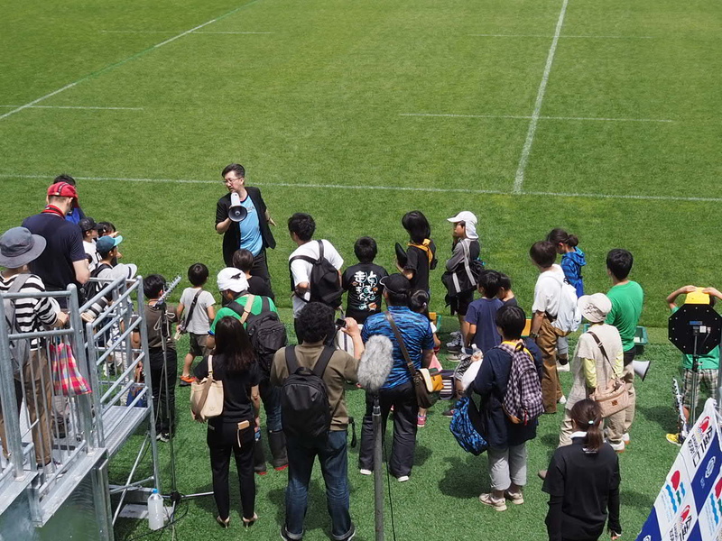 釜石鵜住居復興スタジアムを訪れた子どもたちは、特別にグランドに足を踏み入れることが許された